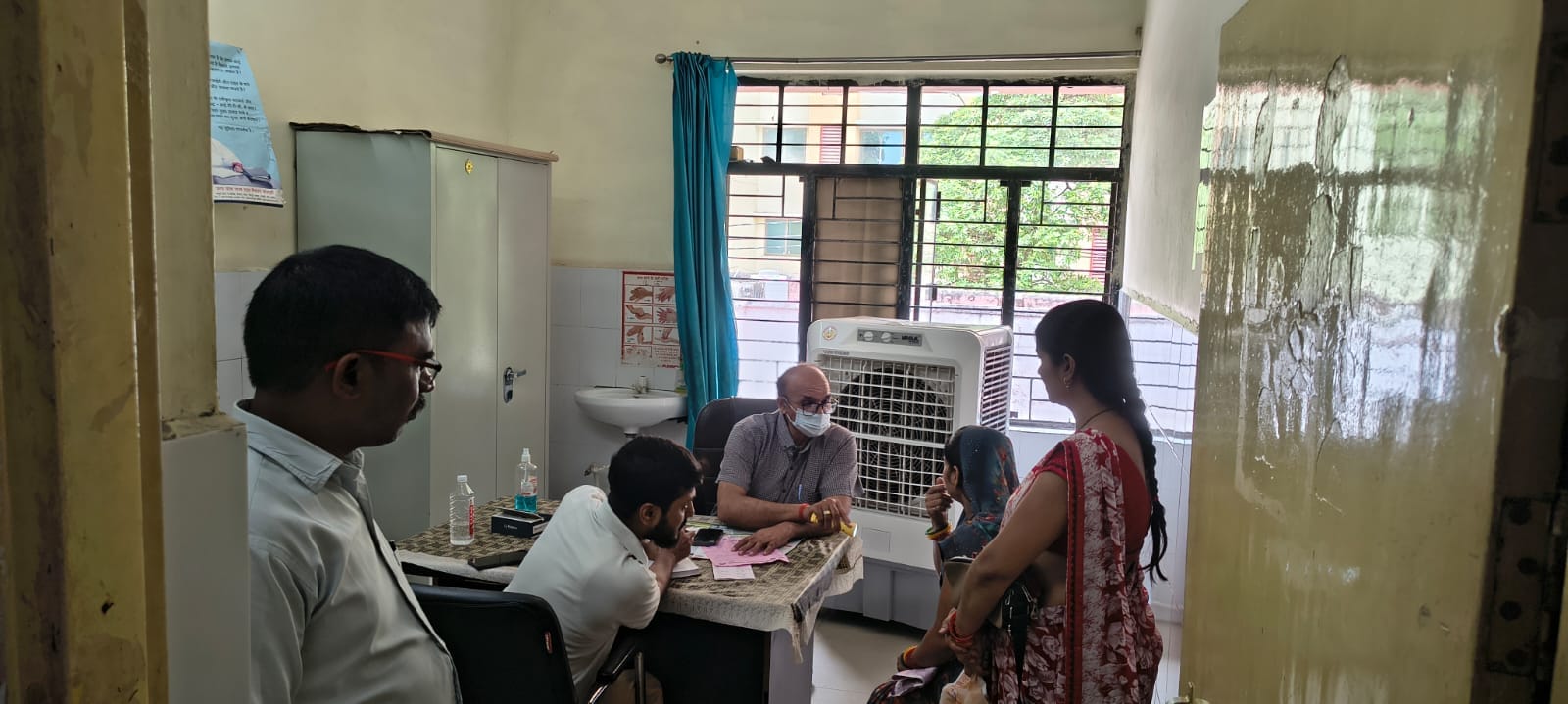 ओपीडी में महिला मरीज के त्वचा संबंधी समस्या को देखते डॉ. एमसी पाल। स्रोत: डॉक्टर