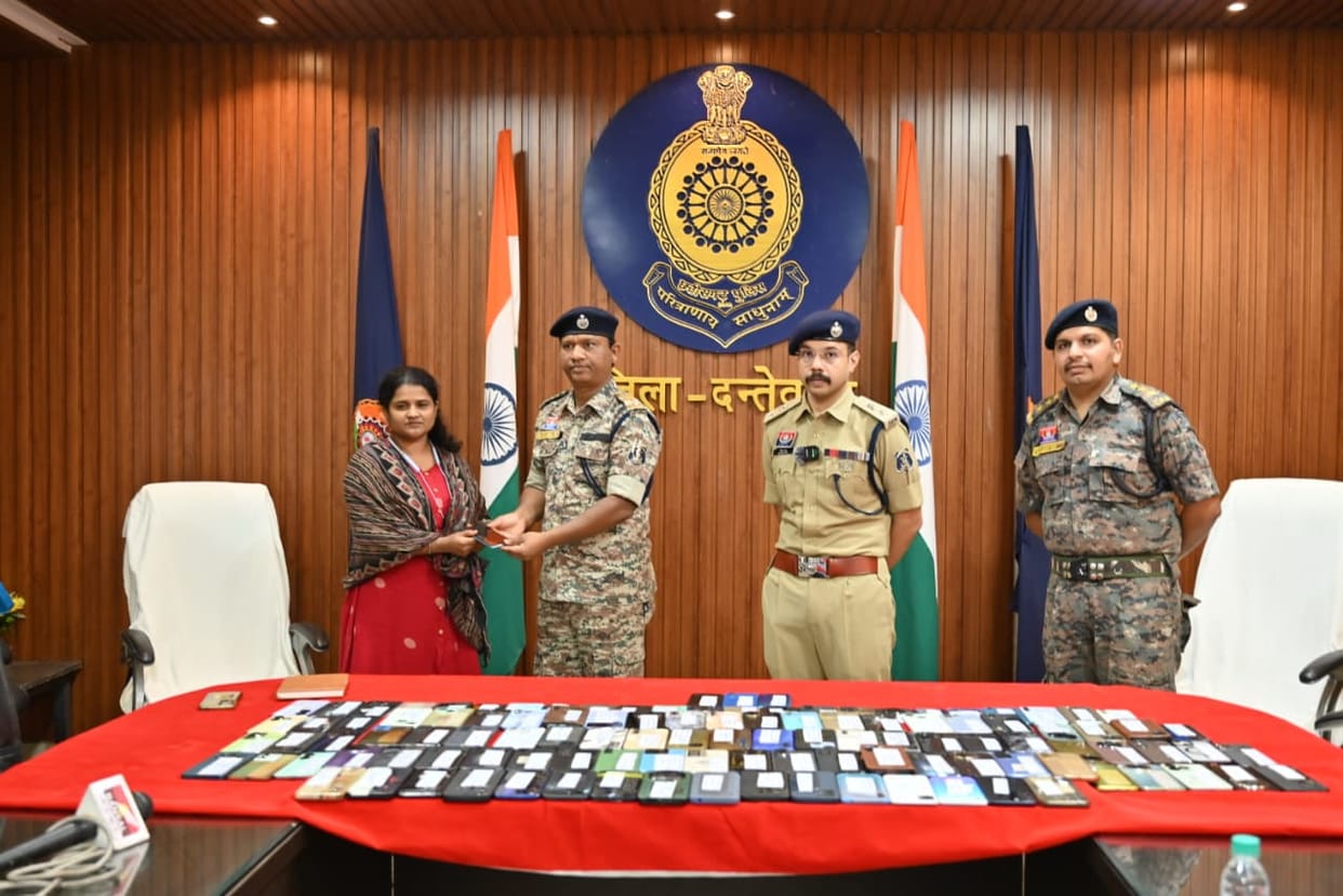 Dantewada SP brings smiles to 141 faces as they recover lost items