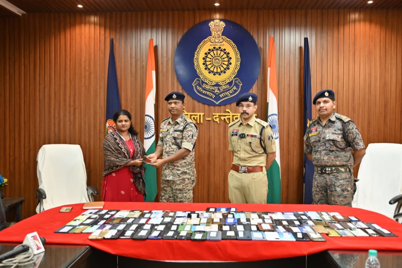 पुलिस अधीक्षक से अपने सामान को लेते लोग