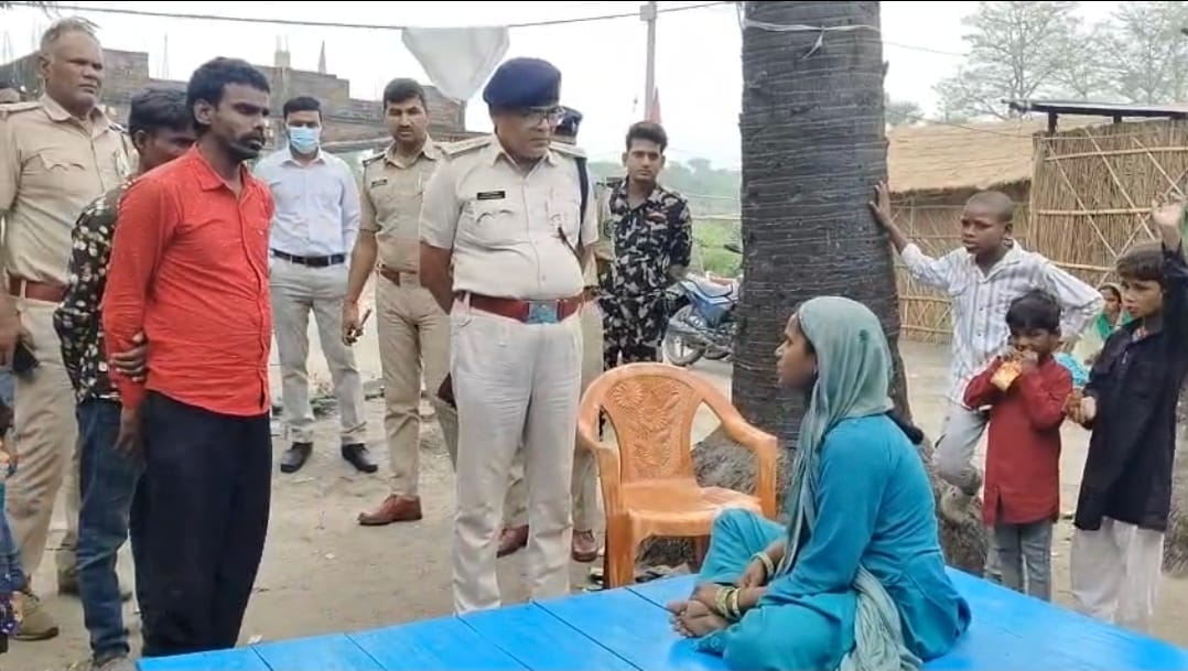 पुलिस घटनास्थल जांच पड़ताल करती हुई