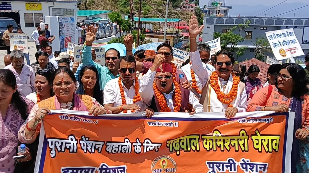 Employees gheraoed the Commissioner's office demanding the restoration of the old pension system