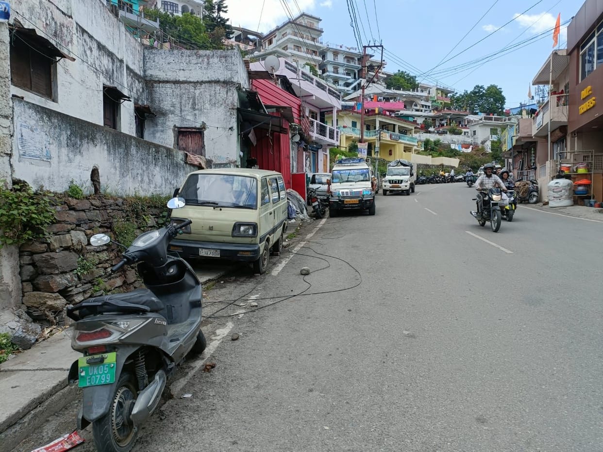 Three parking lots have been put into operation, yet vehicles parked on the roadside remain undisturbed.