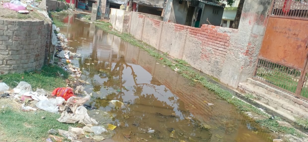 In 20 colonies adjacent to the city, there are neither streetlights nor roads