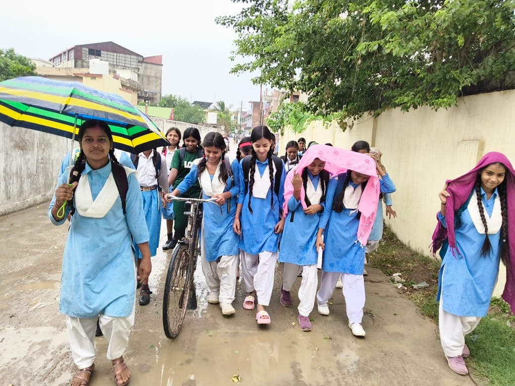 Due to rain accompanied by a storm, the maximum temperature dropped by 10 degrees Celsius, while the minimum fell to 6.2 degrees Celsius.