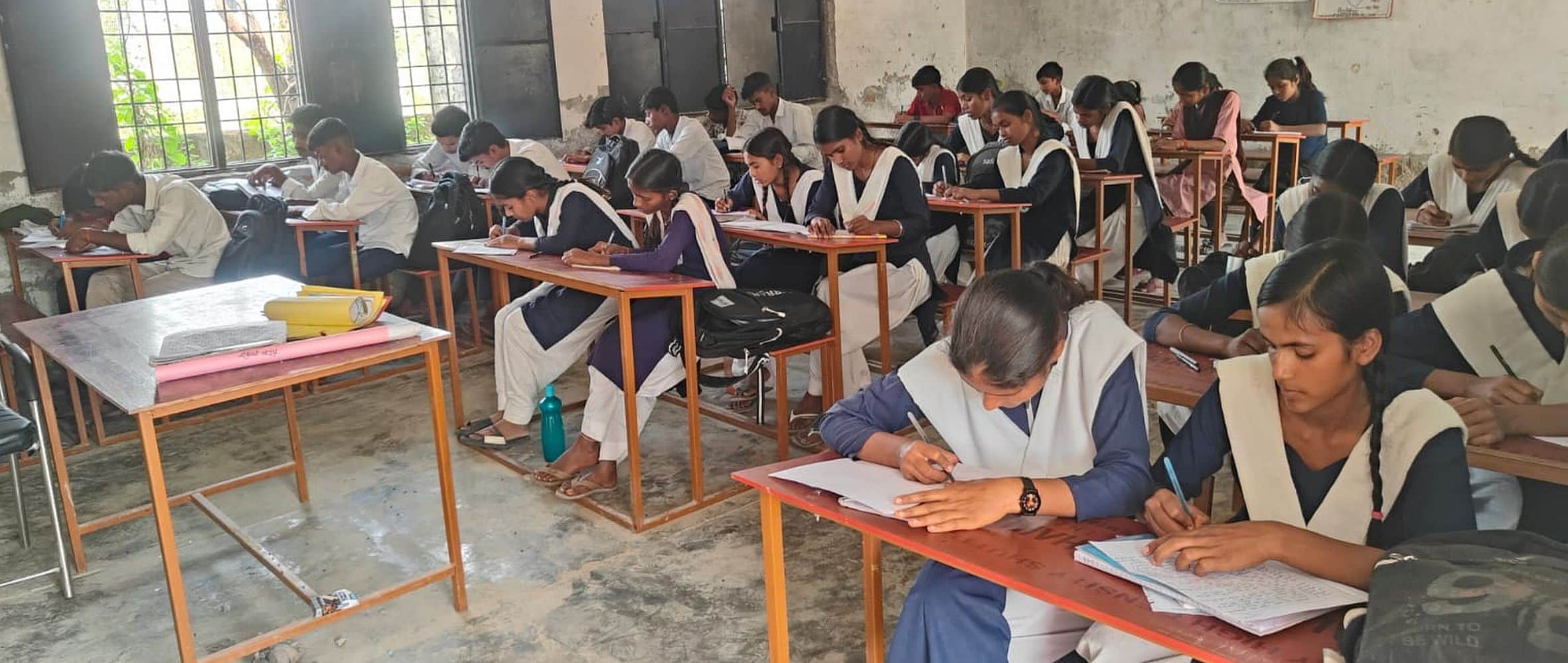  राजकीय हाई स्कूल तेंदुआ में आयोजित निबंध प्रतियोगिता में प्रतिभाग करती छात्राएं। स्रोत: विद्या