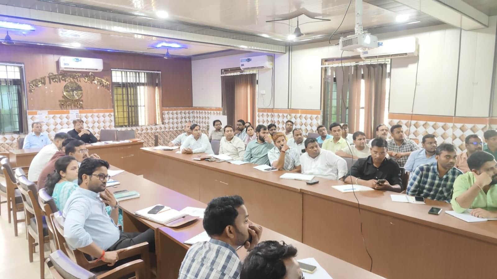 सीएमओ कार्यालय में जिला स्वास्थ्य समिति की बैठक में मौजूद लोग। - स्रोत विभाग