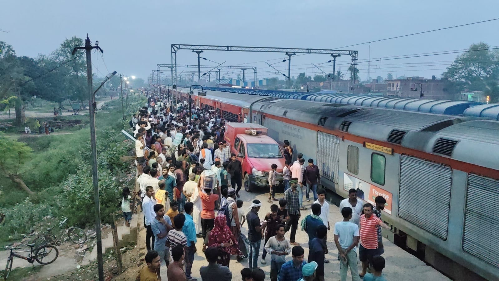 सिमरी बख्तियारपुर रेलवे स्टेशन पर खड़ी ट्रेन
