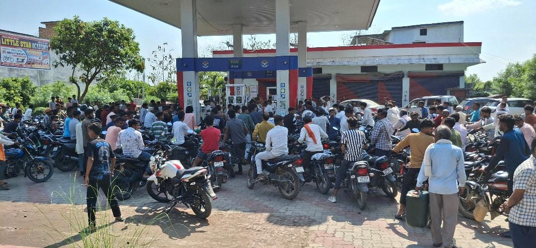 Diesel-petrol crisis persists, people are wandering