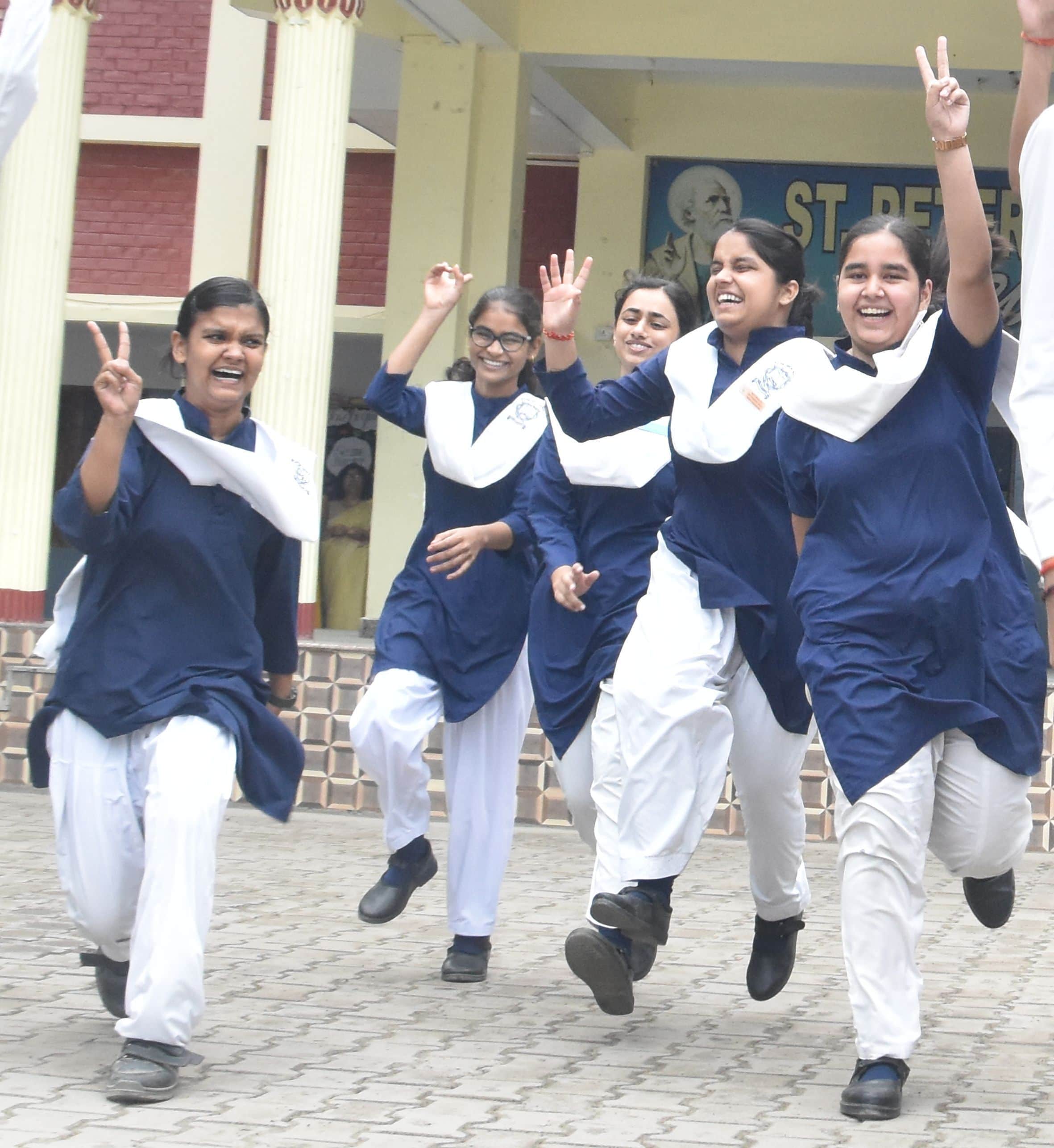 सेंट पीटर्स स्कूल में सीआईएससीई के परिणाम आने पर खुशी से उछलती मेधावी छात्राएं।