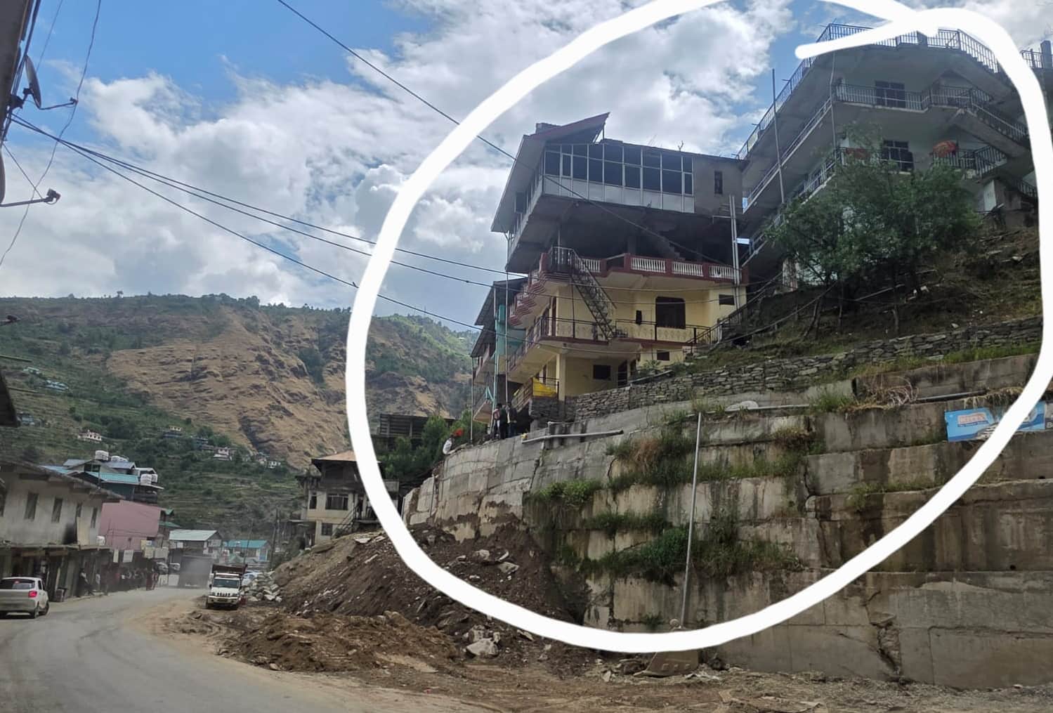 सावड़ा में असुरक्षित घर बने लोगों के लिए खतरा। संवाद
