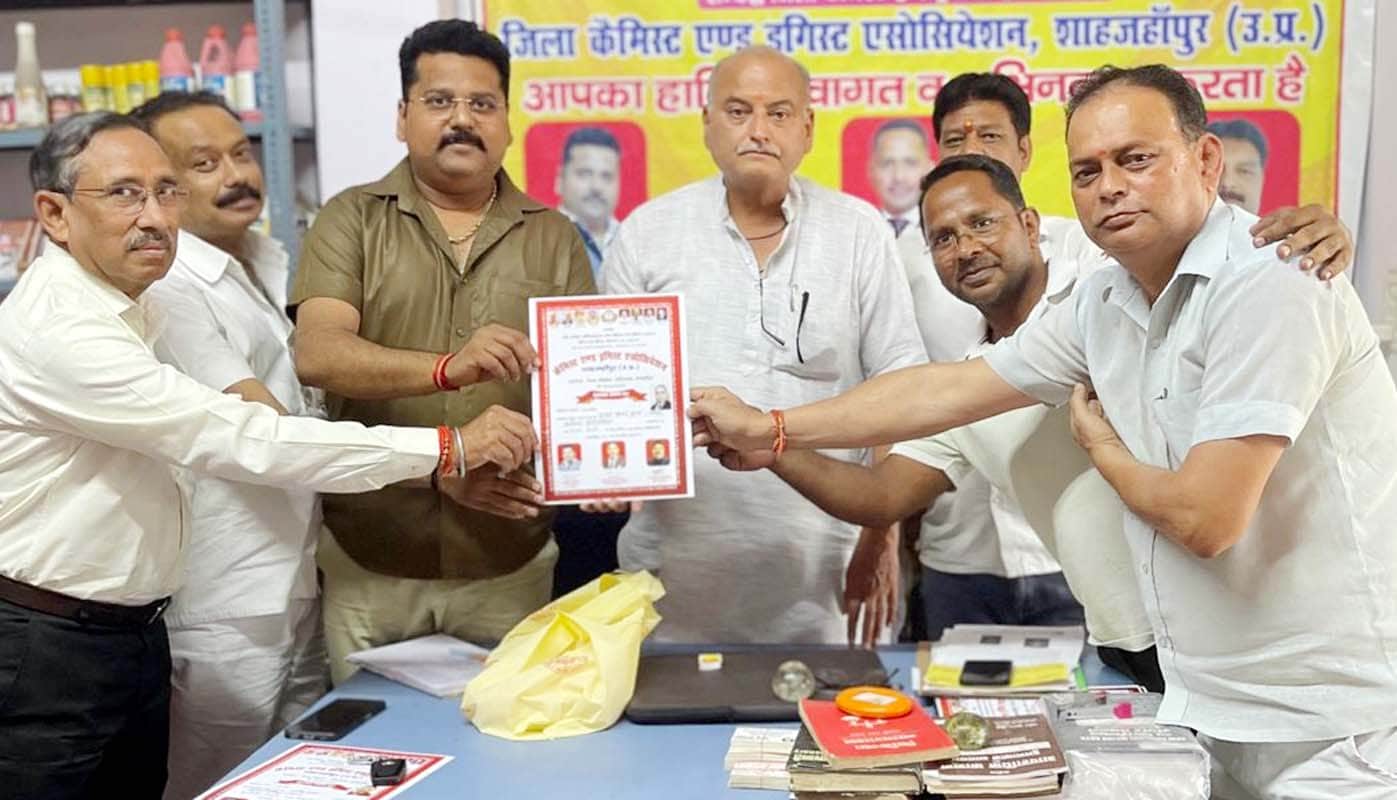 शाहजहांपुर में दवा व्यापारियों को प्रमाणपत्र वितरित करते जिलाध्यक्ष संचित सिंह। स्रोत : संगठन