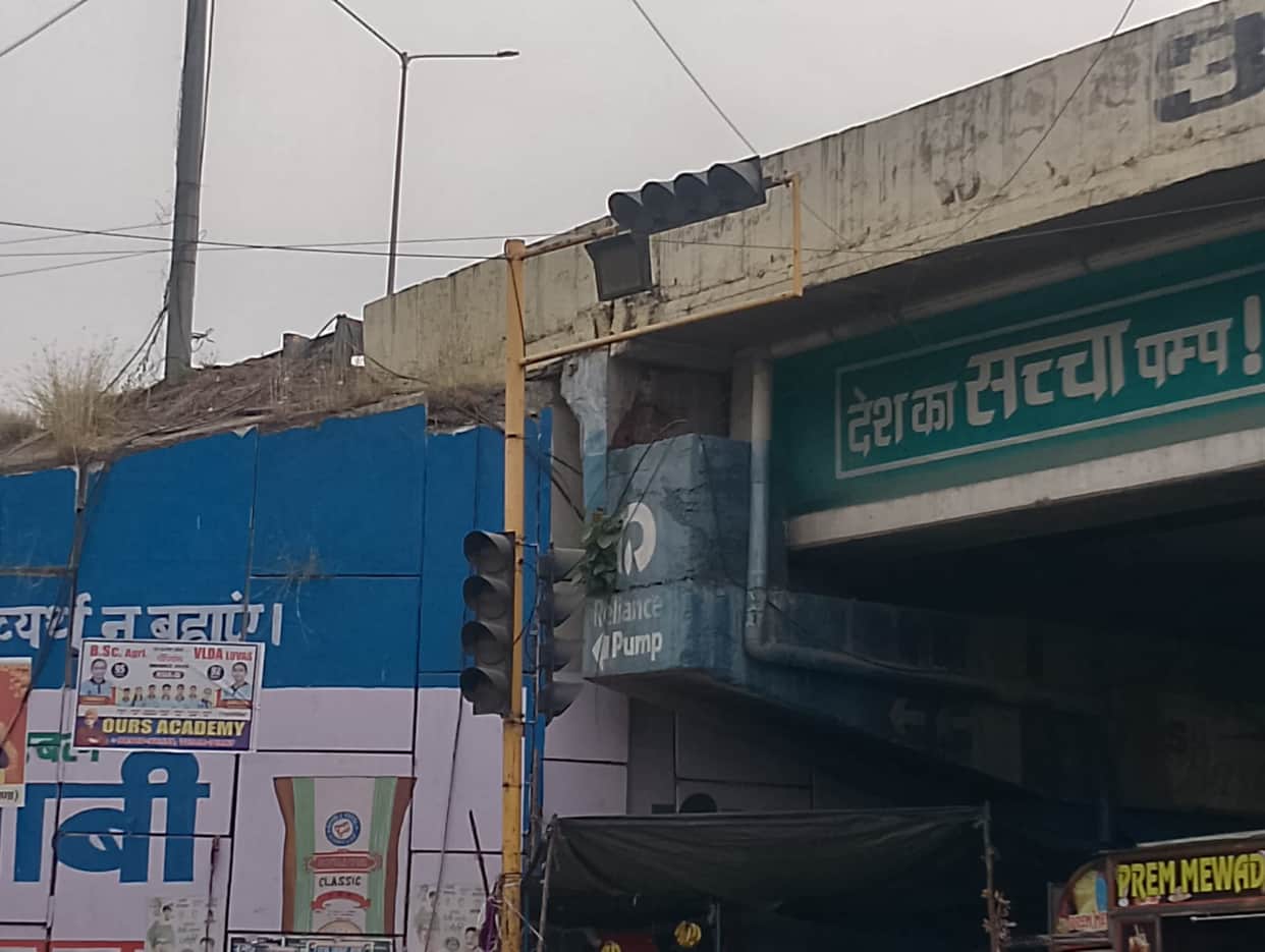 Traffic lights have been closed for years, vehicles pass through at will