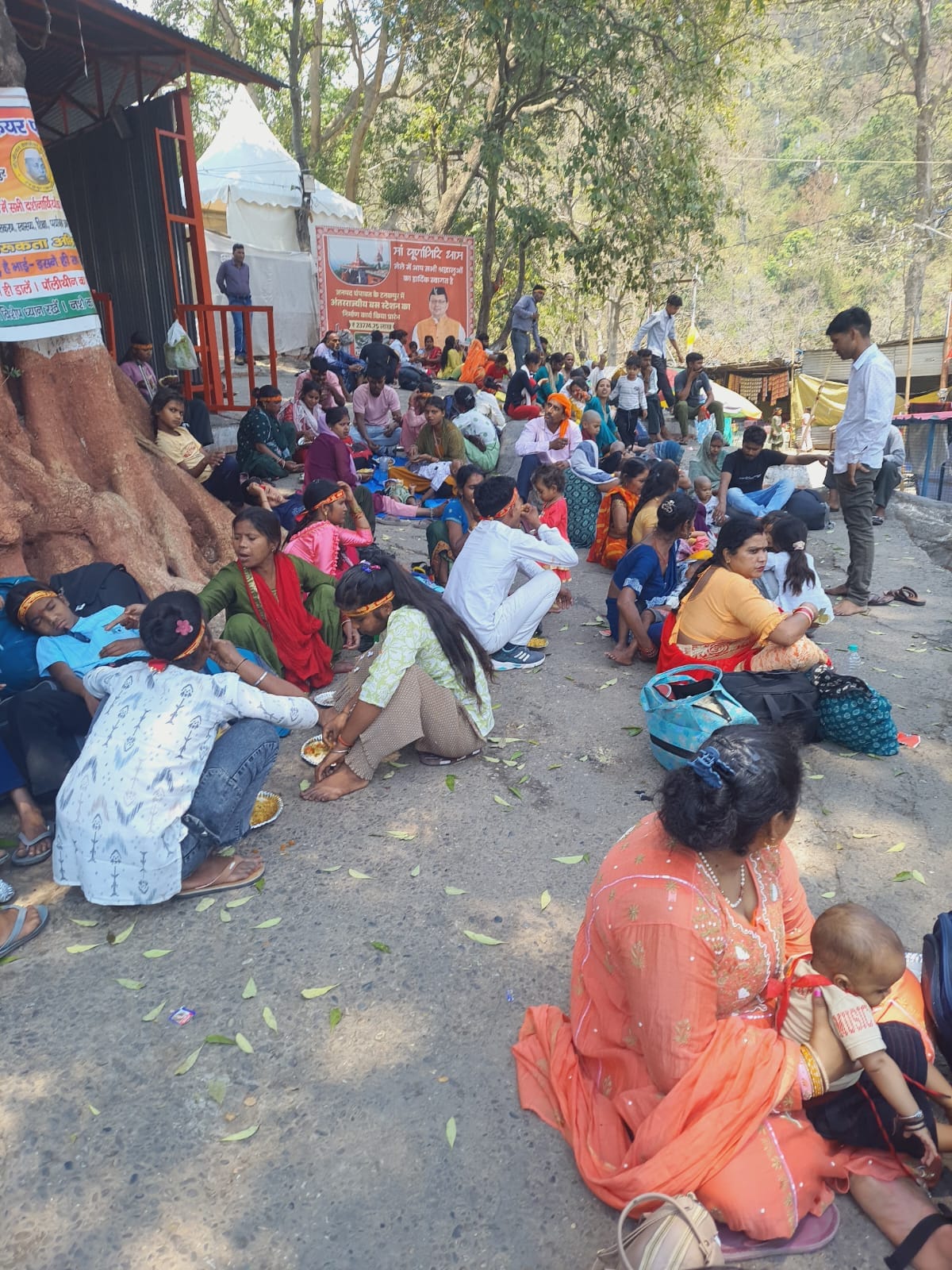 ठूलीगाड़ में आराम करते श्रद्धालु। स्रोत: प्रशासन