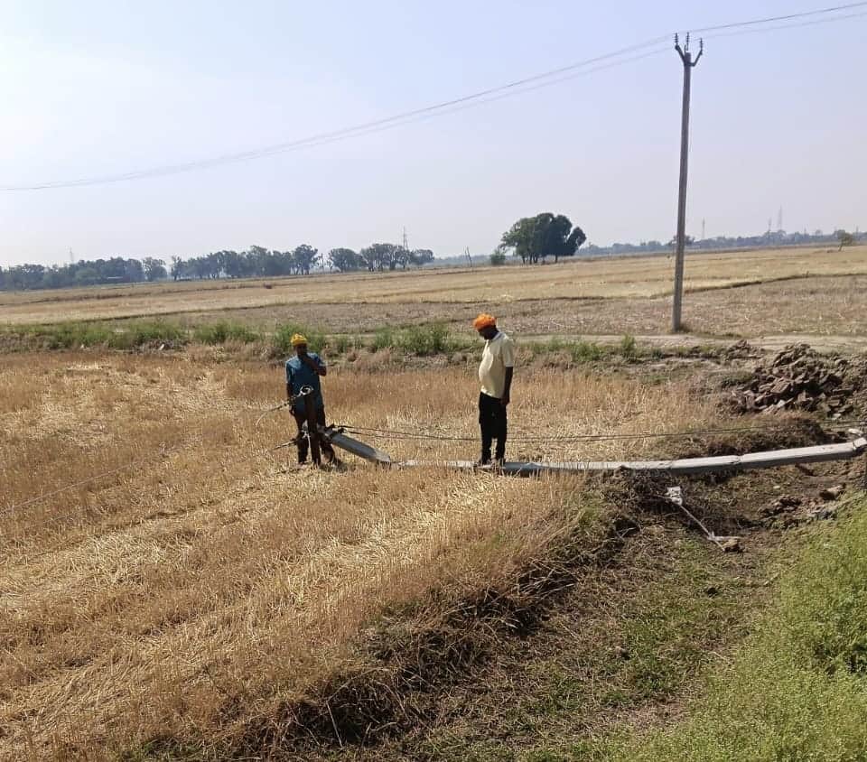 दिलदारनगर गांव में गिरा बिजली का पोल-संवाद