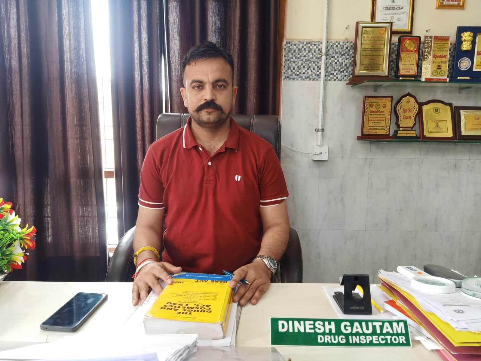 दवा निरीक्षक दिनेश गौतम