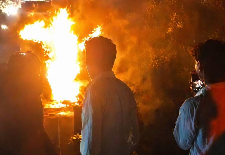 चलती स्कॉर्पियो में लगी आग