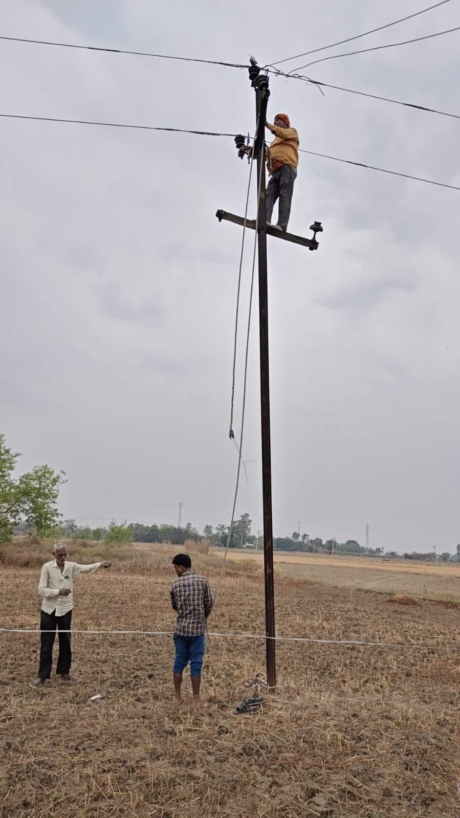 42 poles fell due to the storm, electricity supply to 100 villages has been disrupted for 42 poles fell due to the storm, electricity supply to 100 villages has been disrupted for 24 hours24 hours