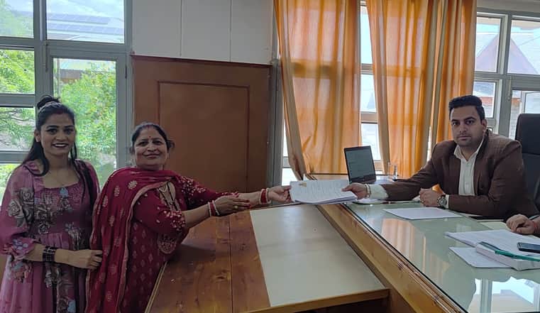 धर्मशाला नगर निगम के वार्ड-16 से नामाकंन भरते हुए आजाद प्रत्याशी ऊषा। स्रोत: प्रशासन