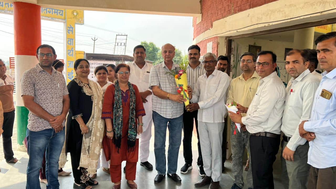 उकलाना क्षेत्र के आरोही विद्यालय गैबीपुर में डीईईओ रामरतन का स्वागत करते शिक्षाधिकारी और ग्रामी