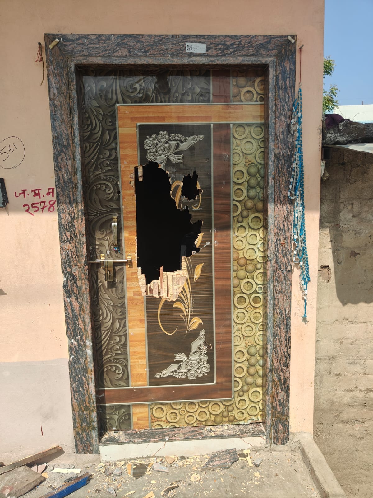 आरोपियों ने की तोड़फोड़