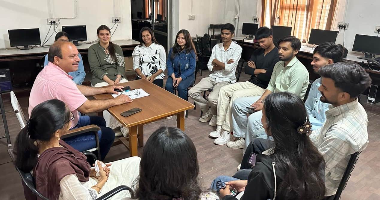 अंबाला छावनी के जीएमएन कॉलेज में आयोजित मॉक परीक्षा के दौरान मौजूद विद्यार्थी। प्रवक्ता