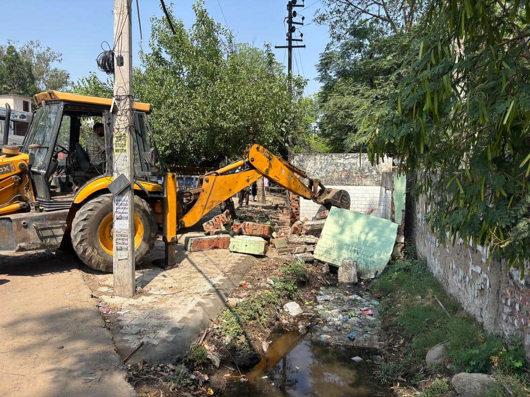 अंबाला छावनी में गोल चक्कर के पास सार्वजनिक शौचालय को तोड़ते कैंटोनमेंट बोर्ड के कर्मचारी। संवा
