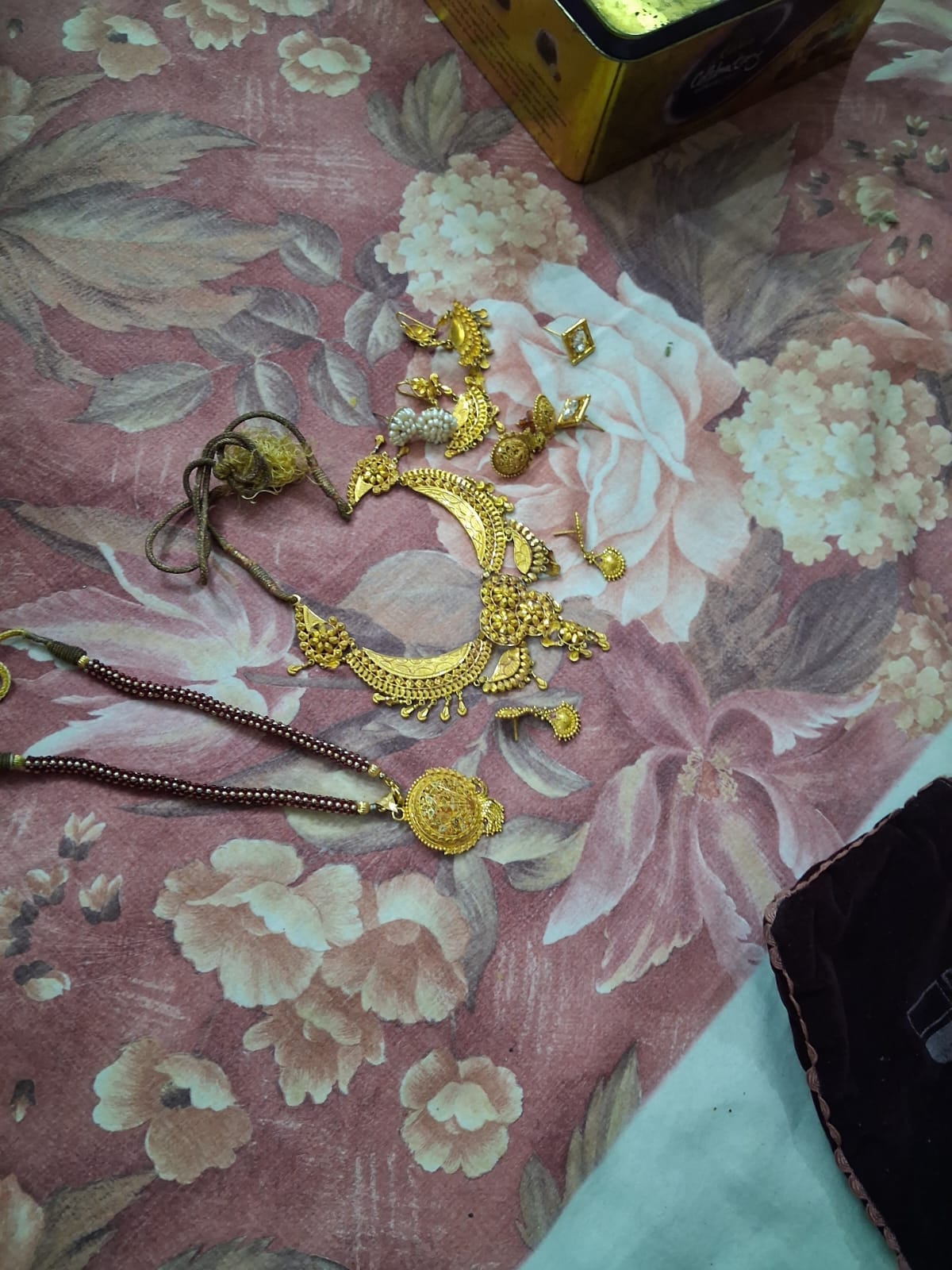 23 tolas of gold and Rs 38,000 in cash stolen from the house of a retired bank official in Gurugram.