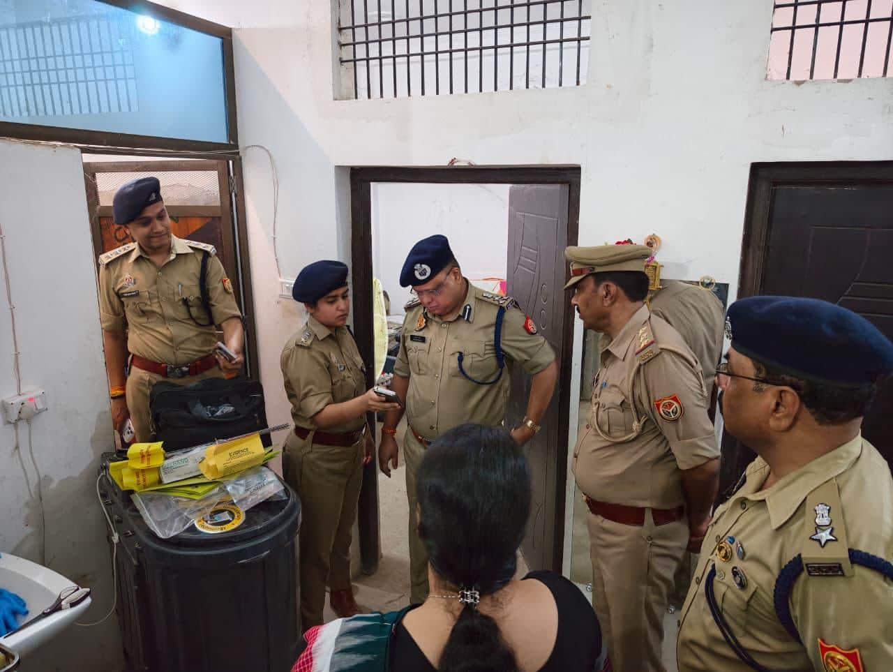 अकबरपुर के मीरानपुर में शनिवार को घर के अंदर घटना के साक्ष्य जुटाते डीआईजी सोमेन वर्मा, डीएम ई