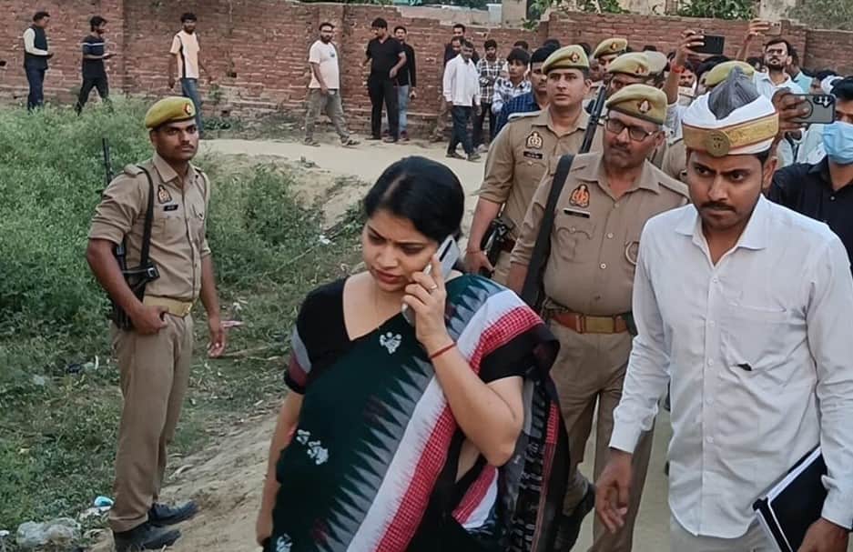 अकबरपुर के मीरानपुर स्थित घर का शनिवार को जायजा लेने पहुंची डीएम ईशा प्रिया।संवाद