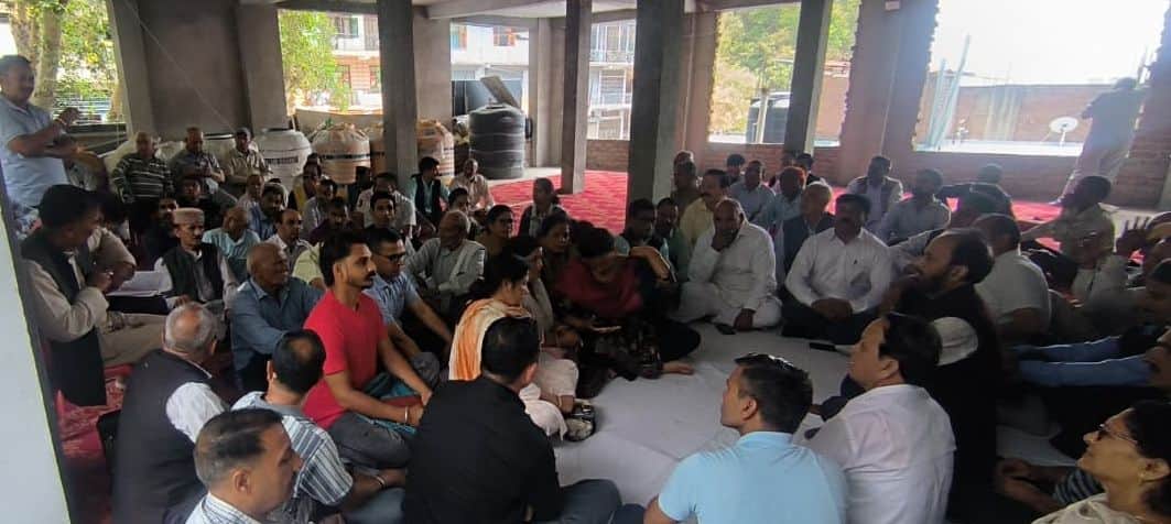अर्की में कांग्रेस की मासिक बैठक में मौजूद पार्टी के कार्यकर्ता। स्रोत : पार्टी