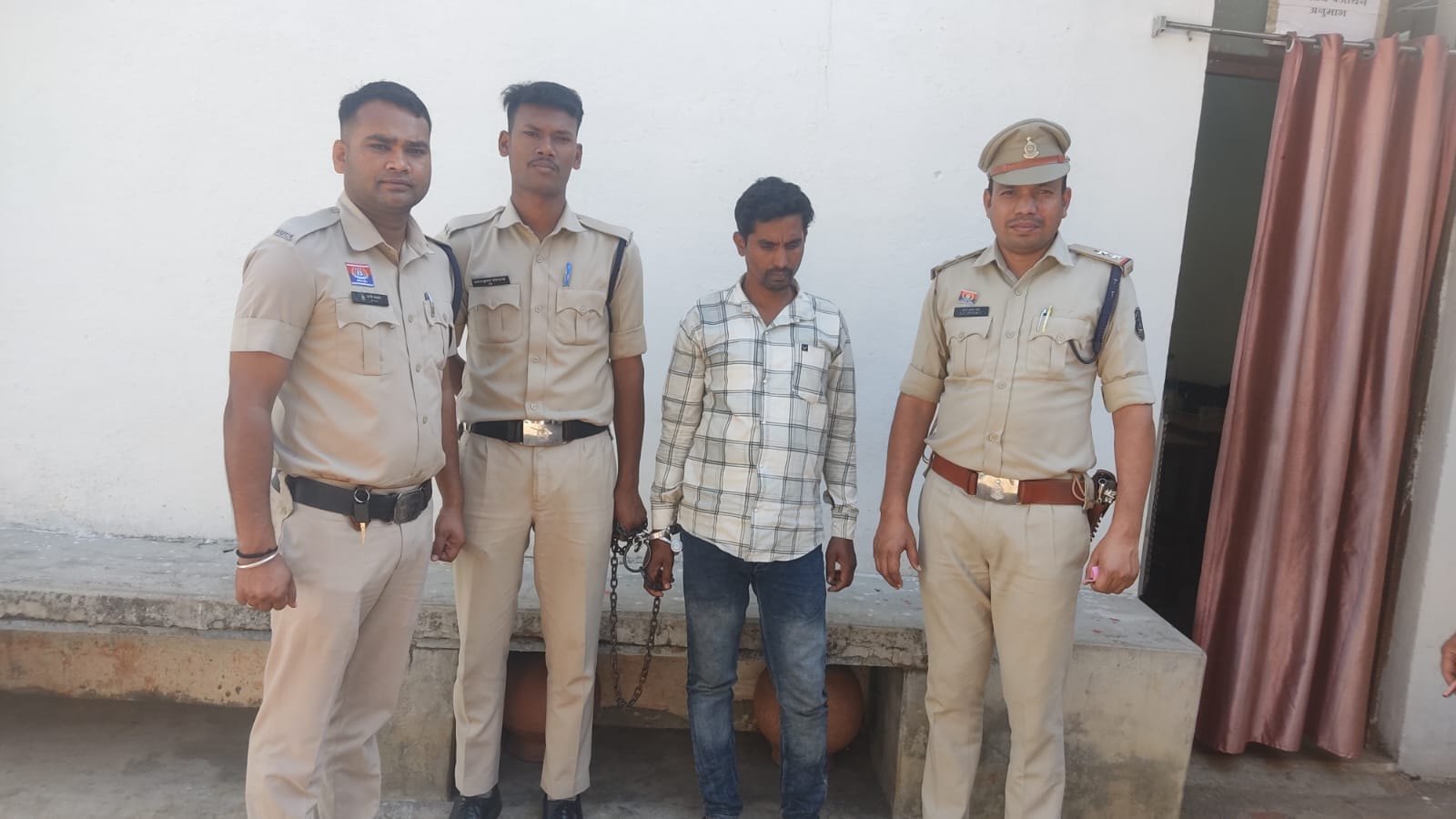 पुलिस की गिरफ्त में आरोपी