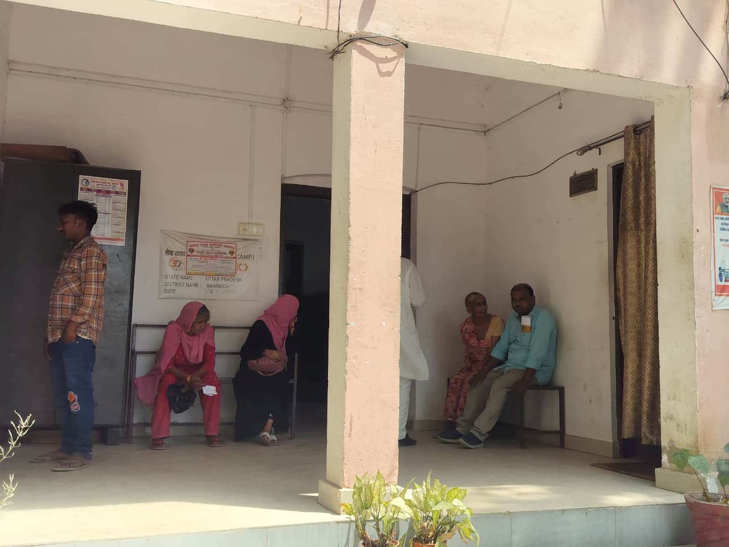 बहराइच में स्थित जिला पूर्ति कार्यालय पर इंतजार करते लोग।