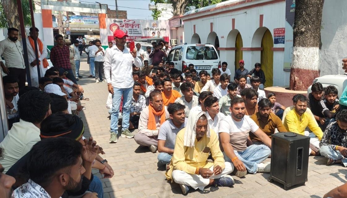 Hindu Organizations Stage Protest at Police Station, Recite Hanuman Chalisa