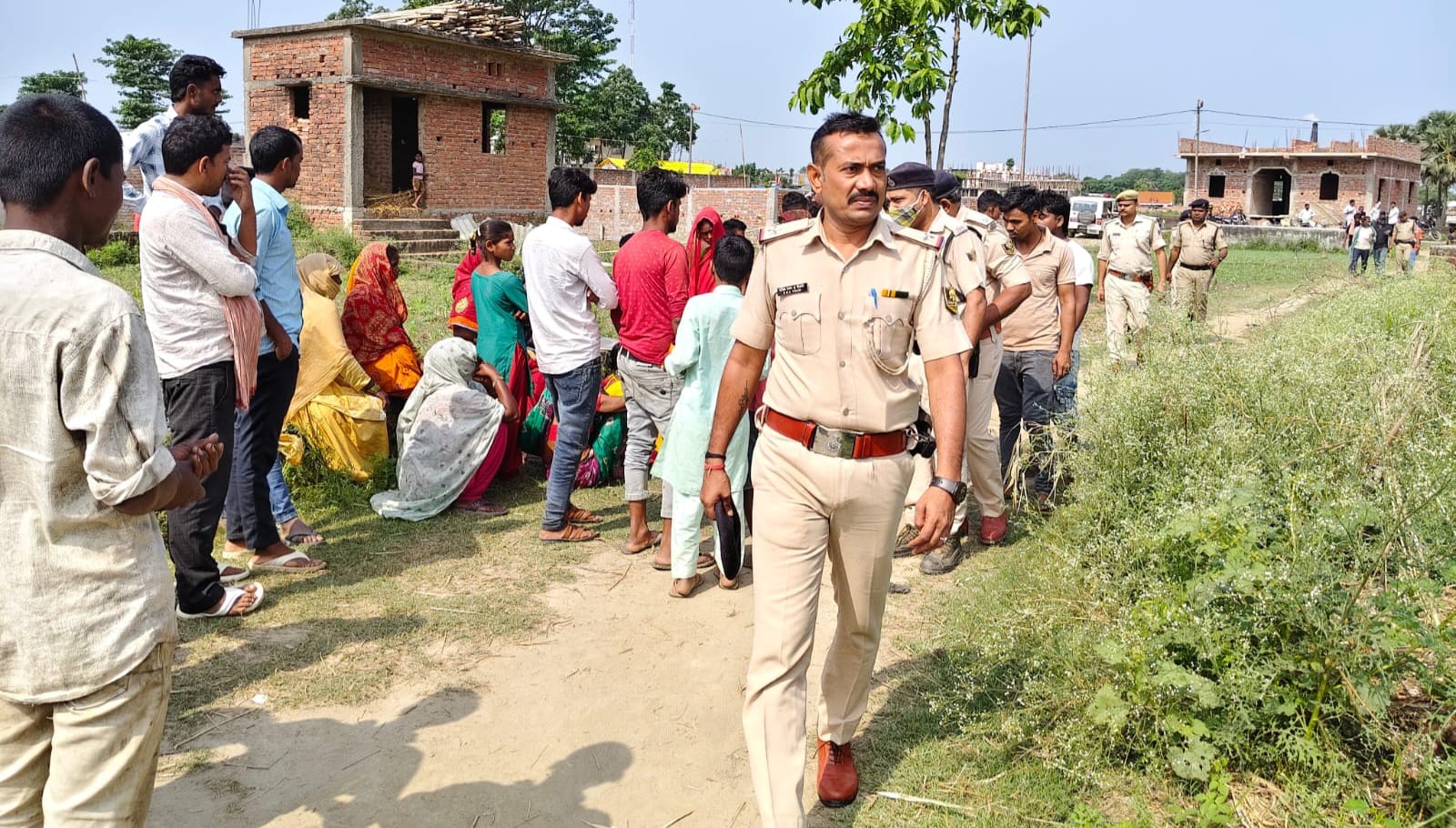 भीड़ से बचाने पहुंची सदर थाना पुलिस