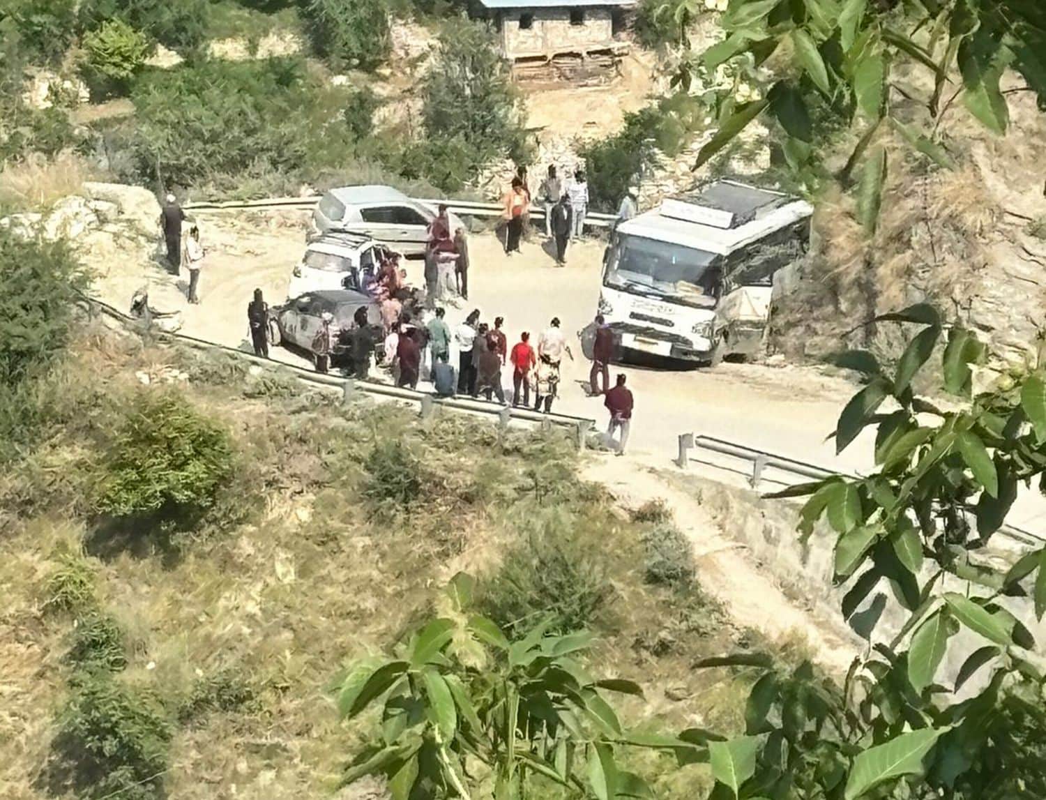 बंजार के छेत के पास हाईवे-305 पर ब्रेक लगाने के बाद बैक हुई एचआरटीसी की बस। स्त्रोत पाठक