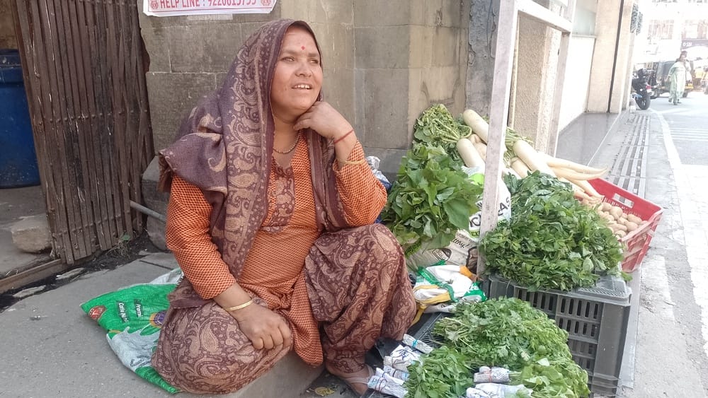 Women are becoming self-reliant by selling Kachnar and Lingad vegetables