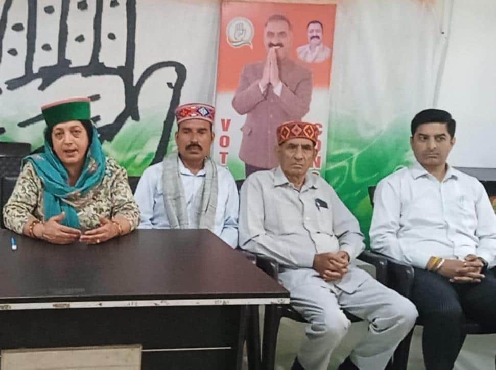 बिलासपुर में आयोजित प्रेस वार्ता में बातीचीत करती जिला कांग्रेस अध्यक्ष अंजना धीमान। संवाद 