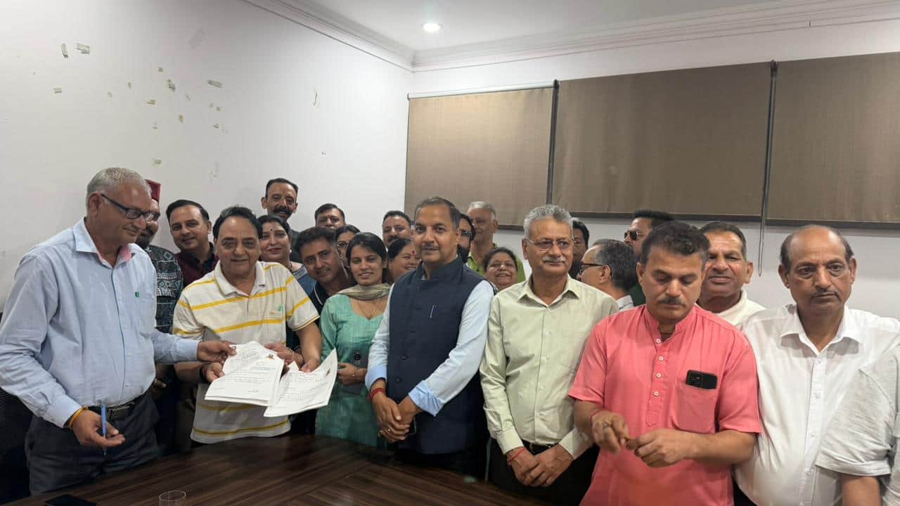 बिलासपुर में नगर निकाय चुनाव के लिए नामाकंन करते नरेंद्र पंडित। स्रोत: भाजपा