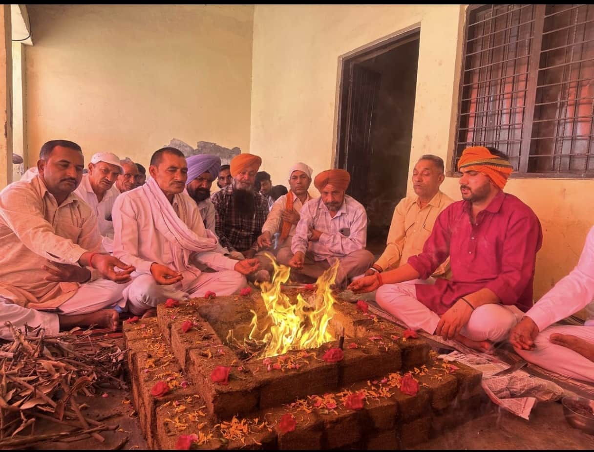 बराड़ा के तंदवाल गांव में कार्यक्रम के दौरान मौजूद पदाधिकारी व गणमान्य। प्रवक्ता