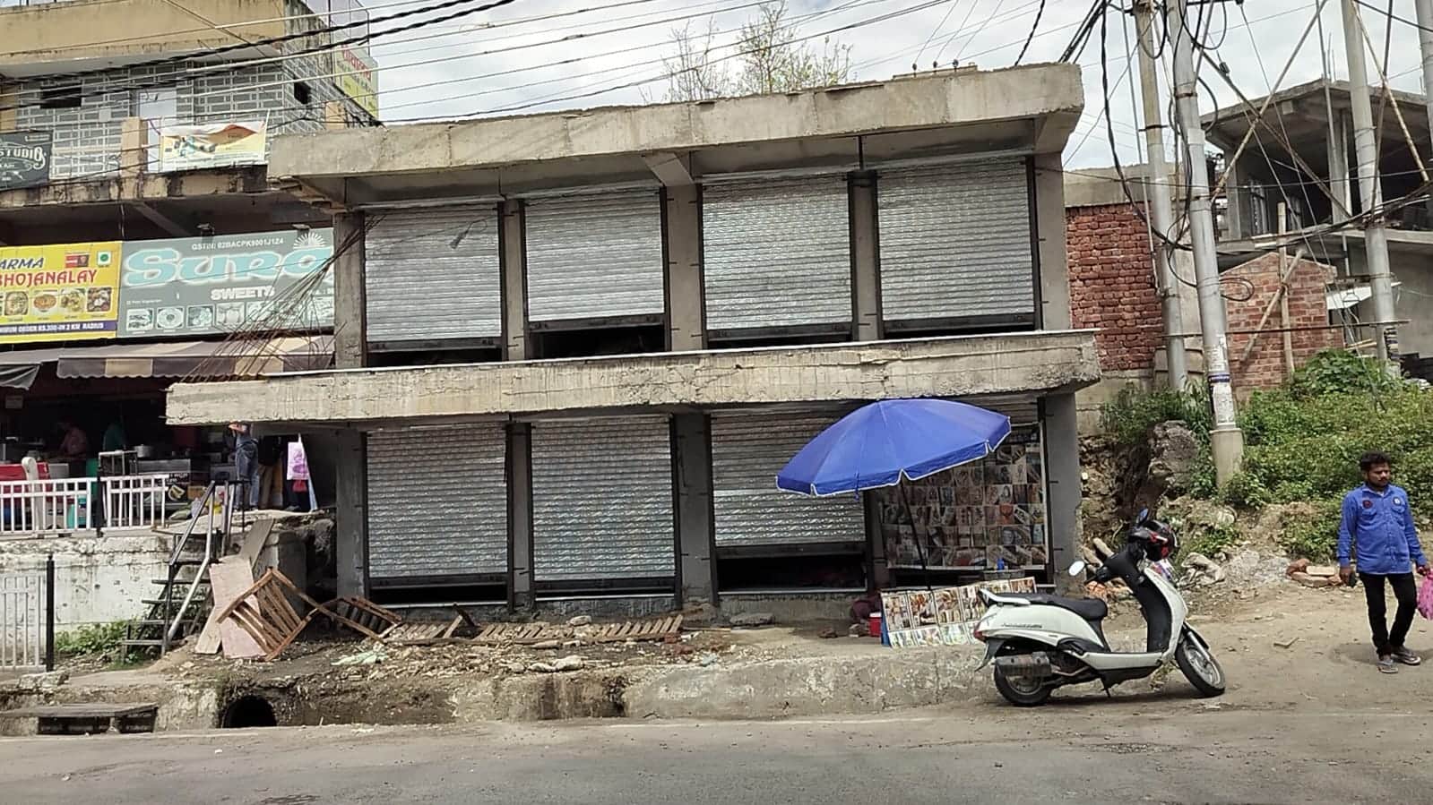 बस अड्डा हमीरपुर के समीप निर्माणाधीन अपनी मंडी ग्रामीण हाट भवन। संवाद