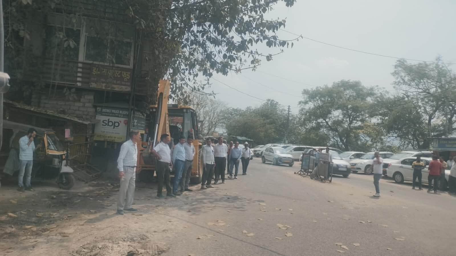 बस अड्डा के नजदीक  रोटरी चौक  पर लंबे समय से लग र ही  रेहड़ी फड़ी वालों पर कार्रवाई करते लोक नि