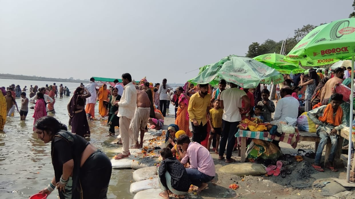 On Buddha Purnima, a wave of faith surged at Kadadham, devotees took a holy dip at the ghats.