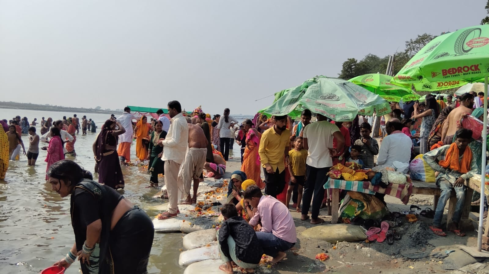 बुद्ध पूर्णिमा के मौके पर कडा के कुबरी घाट में स्नान करते श्रद्धालु