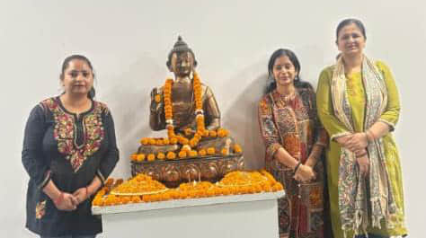बुद्ध पूर्णिमा के पावन अवसर पर बुद्धा कॉलेज में उनकी प्रतिमा पर पुष्प अर्पित करती टीचर। स्वयं