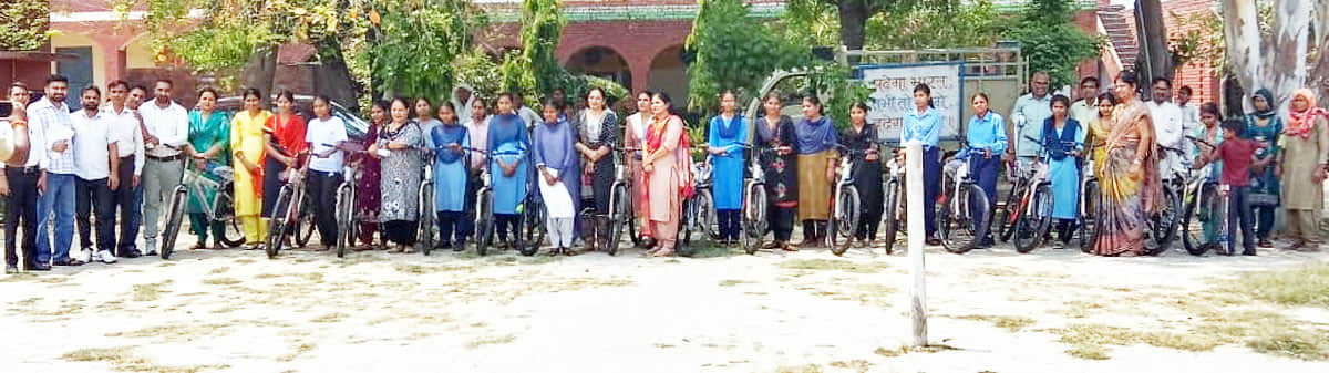 छात्राओं में वितरित की जा रही साइकिलें