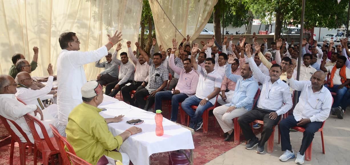 Teachers demonstrated at the DIOS office.