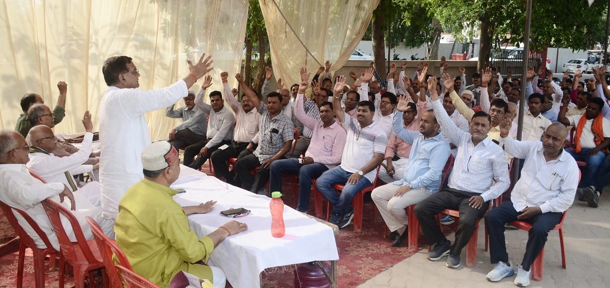 डीआईओएस कार्यालय परिसर में मांगों को लेकर धरना प्रदर्शन करते माध्यमिक शिक्षक संघ के लोग। संवाद