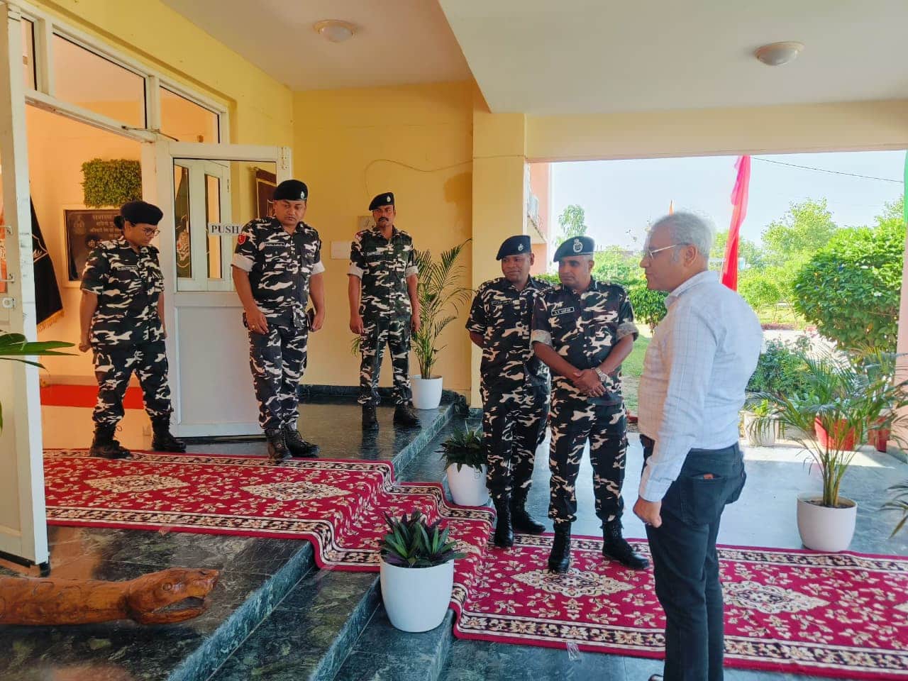 एसएसबी सीमा चौकी का भ्रमण करते एसएसबी के महानिरीक्षक।