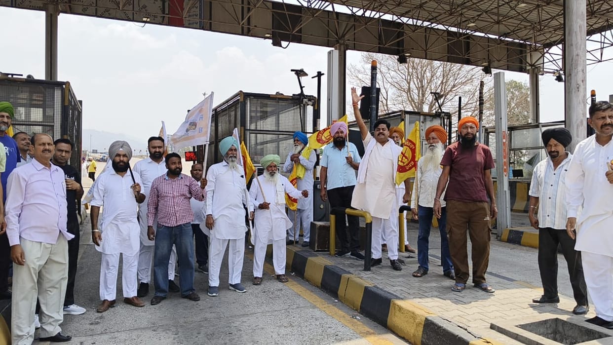 Punjab farmer organizations protested in Garamod against Himachal entry tax.