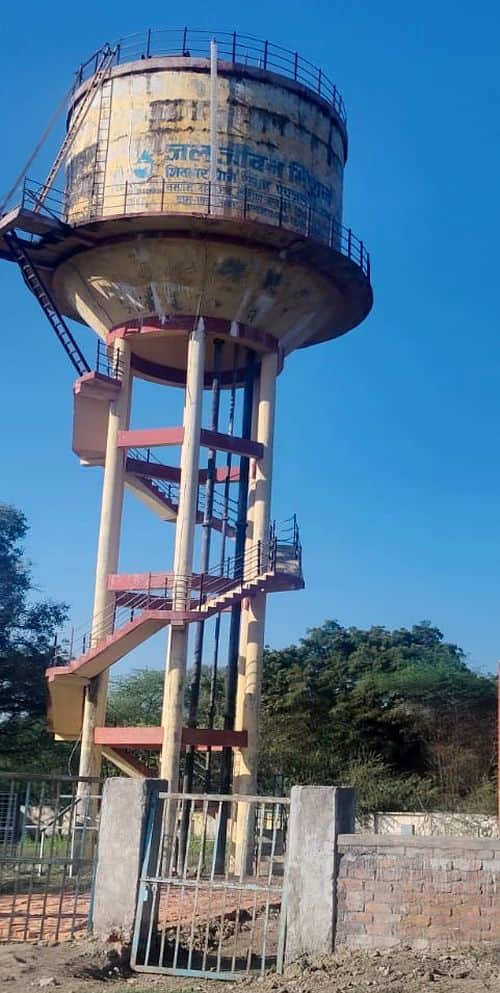 फोटो 01 एमएएचपी 01 परिचय-शिवहार ग्राम समूह पेयजल योजना से पाठा गांव में बनी पानी की टंकी। संवाद